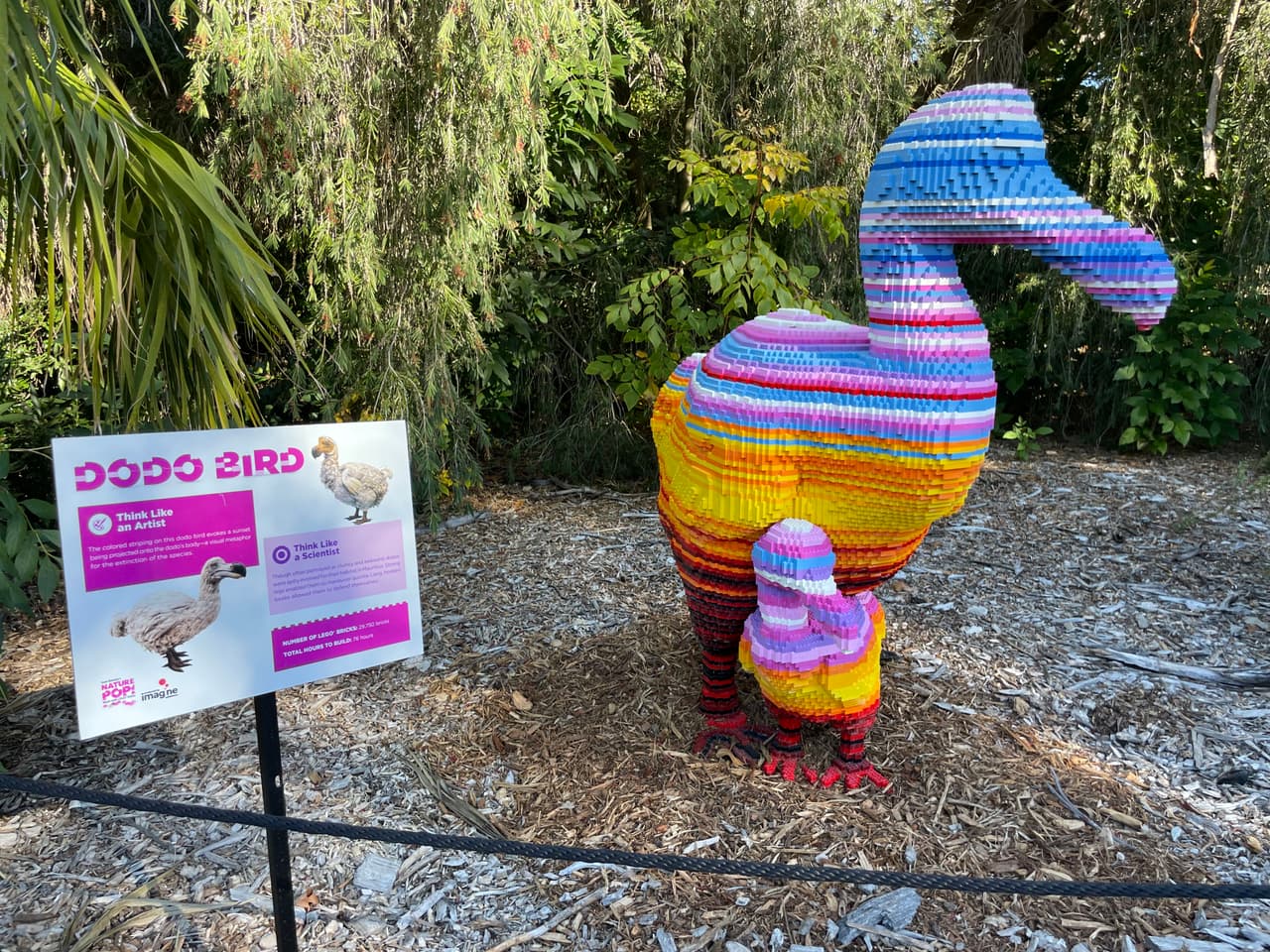 Los colores de este pájaro Dodo con su cría representa un atardecer, proyectando como metáfora visual la extinción de esta especie.
<br>
<b>Número de piezas de LEGO: 29,750</b>
<br>
<b>Horas de construcción: 76</b>