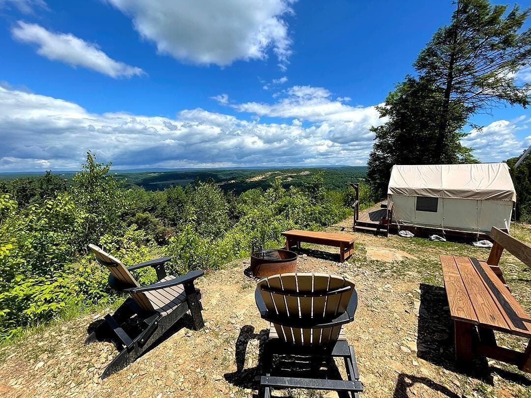 <b>Idea 3: Disfruten al aire libre</b>. El verano inicia oficialmente el 21 de junio, pero con las temperaturas que se están registrando, para muchos empezó hace semanas, así que una escapadita al aire libre por los 
<b><a href="https://www.univision.com/local/philadelphia-wuvp/mejores-destinos-para-visitar-en-pensilvania-en-verano-2022-fotos">mejores destinos de la temporada</a></b>, 
<b><a href="https://www.univision.com/local/philadelphia-wuvp/mejores-senderos-para-recorrer-en-pensilvania-durante-la-primavera-2022-fotos">senderos</a></b> o 
<b><a href="https://www.univision.com/local/philadelphia-wuvp/mejores-parques-para-visitar-primavera-pensilvania-fotos">parques</a></b> del estado, podría ser otra opción para pasarla bien este fin de semana.