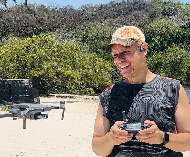 Afortunadamente, el actor decidió tomar acción y cuidar su cuerpo. Además de cambiar sus hábitos alimenticios, se realizó un bypass gástrico que lo ayudó a perder alrededor de 260 libras.