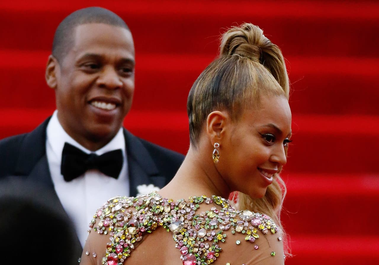 Beyoncé y Jay Z no se quedan atrás, y en Navidad se han hecho regalos espectaculares, como costosos autos personalizados con valor de cerca de un millón de dólares.