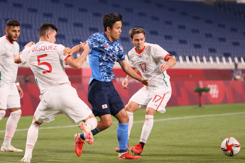 La selección mexicana cae ante los locales 2-1 durante su segundo partido en los Juegos Olímpicos de Tokyo 2020. México se jugará su pase a Cuartos de Final el miércoles ante Sudáfrica. Takefusa Kubo anotó el primer tanto para la escuadra nipona, seguido de Doan al 11'; el 'Piojo' Alvarado anotó al minuto 85' pero no le alcanzó a la escuadra azteca.