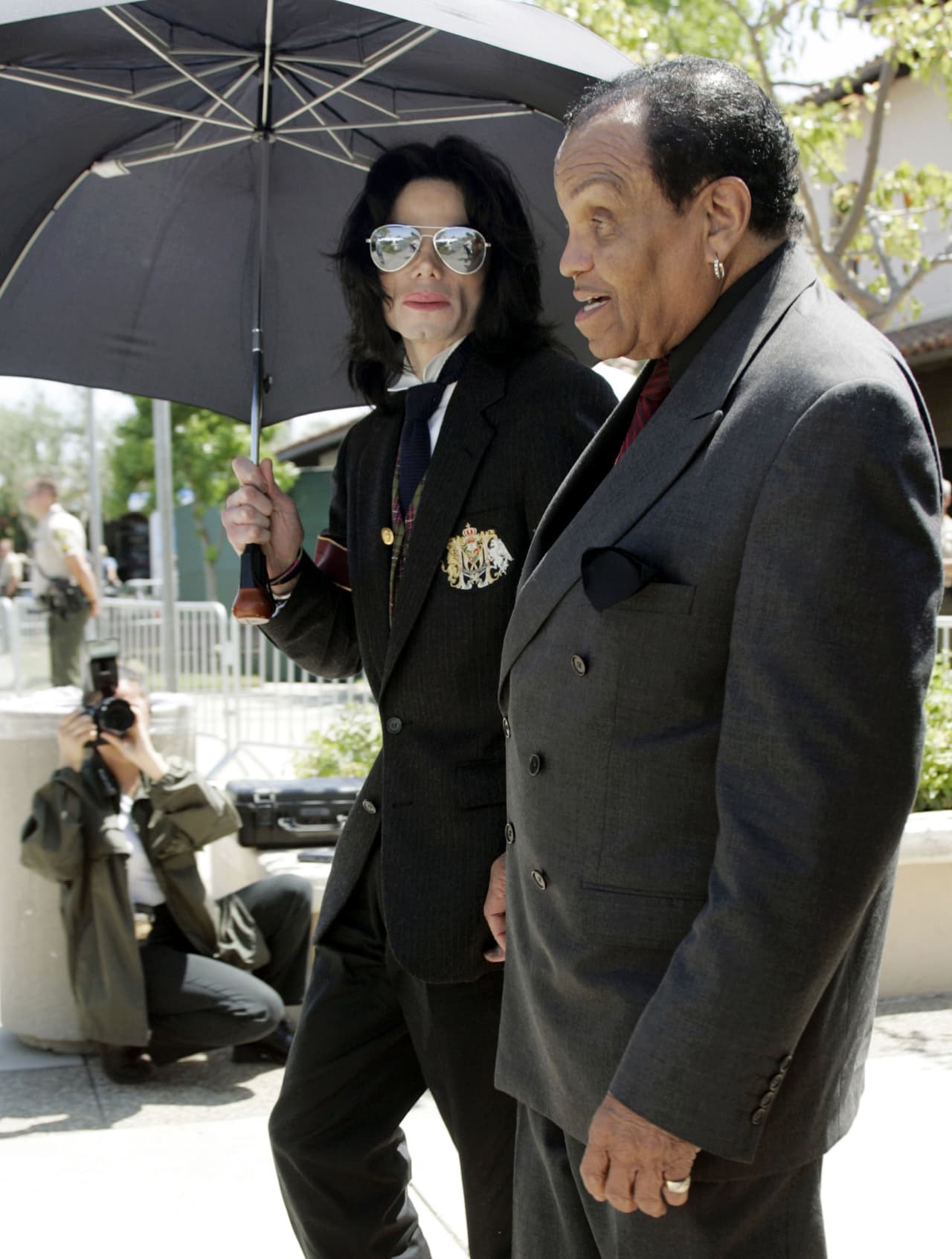 Joe Jackson admitió en una entrevista con CNN que utilizó castigos corporales contra sus hijos, que incluían tanto el uso de un cinturón como el de sus propias manos.