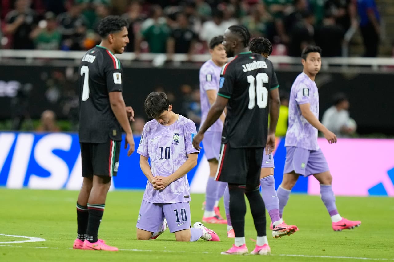 El surcoreano Lee Jae-sung (10) se arrodilla para orar antes de la segunda mitad del partido de fútbol del Grupo A de la Copa del Mundo entre México y Corea del Sur en Zapopan, cerca de Guadalajara, México, el jueves 18 de junio de 2026.