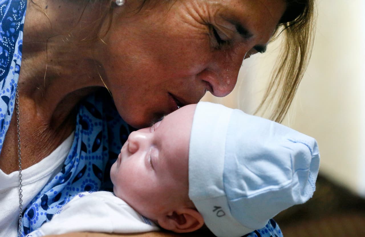 Andrea Diez, argentina de 46 años, llora al besar por primera vez a su hijo Ignacio de una madre sustituta ucraniana. Decenas de bebés nacidos de madres sustitutas en Ucrania estuvieron separados de sus futuros padres porque el país cerró frente a la pandemia de coronavirus.