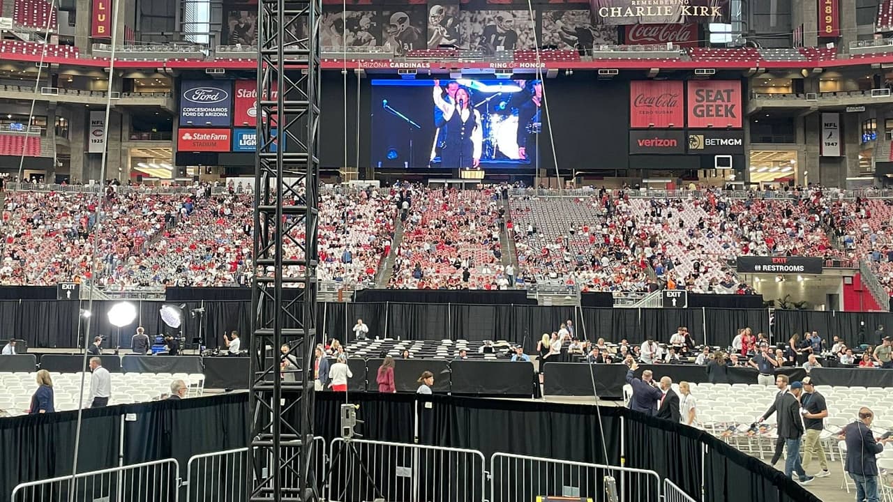 La planta baja del estadio, constató 
<b><i>Univision Arizona</i></b>, fue reservada para integrantes de Turning Point USA y otras personas cercanas a Kirk.