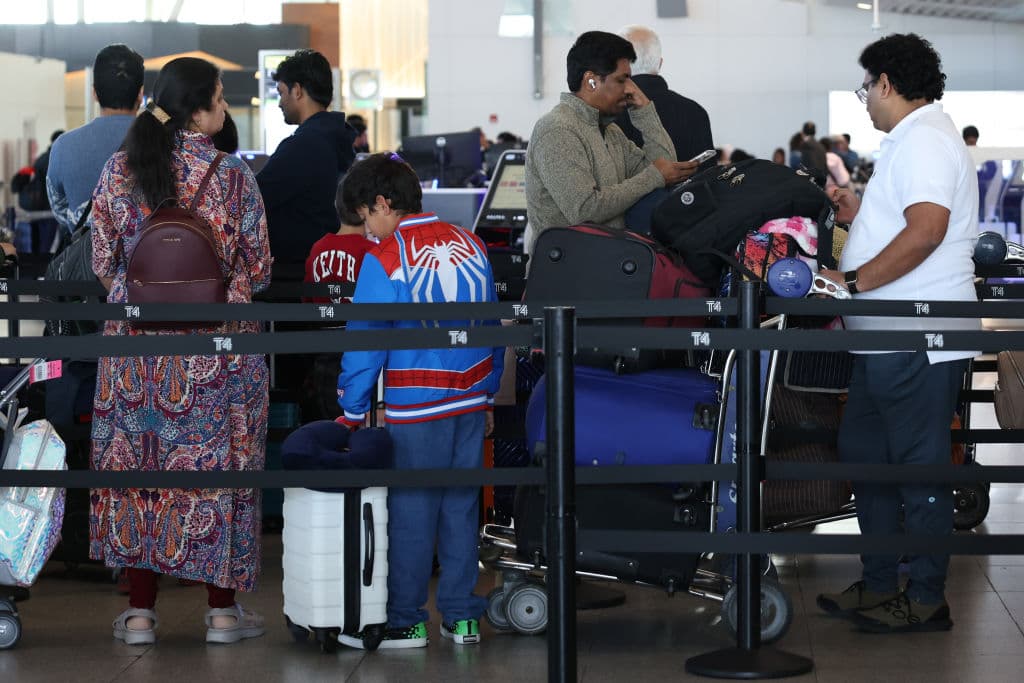 Los aeropuertos de Nueva York están experimentando uno de los periodos de mayor tráfico de su historia durante la semana de Acción de Gracias de 2024. Se espera que 3.2 millones de pasajeros transiten por John F. Kennedy, Newark Liberty, LaGuardia y New York Stewart International entre el 25 de noviembre y el 2 de diciembre, un incremento del 2 % respecto al año pasado. Además, la Autoridad Portuaria estima que 8.7 millones de viajeros cruzarán los aeropuertos, puentes y túneles del área, marcando un nuevo récord.
