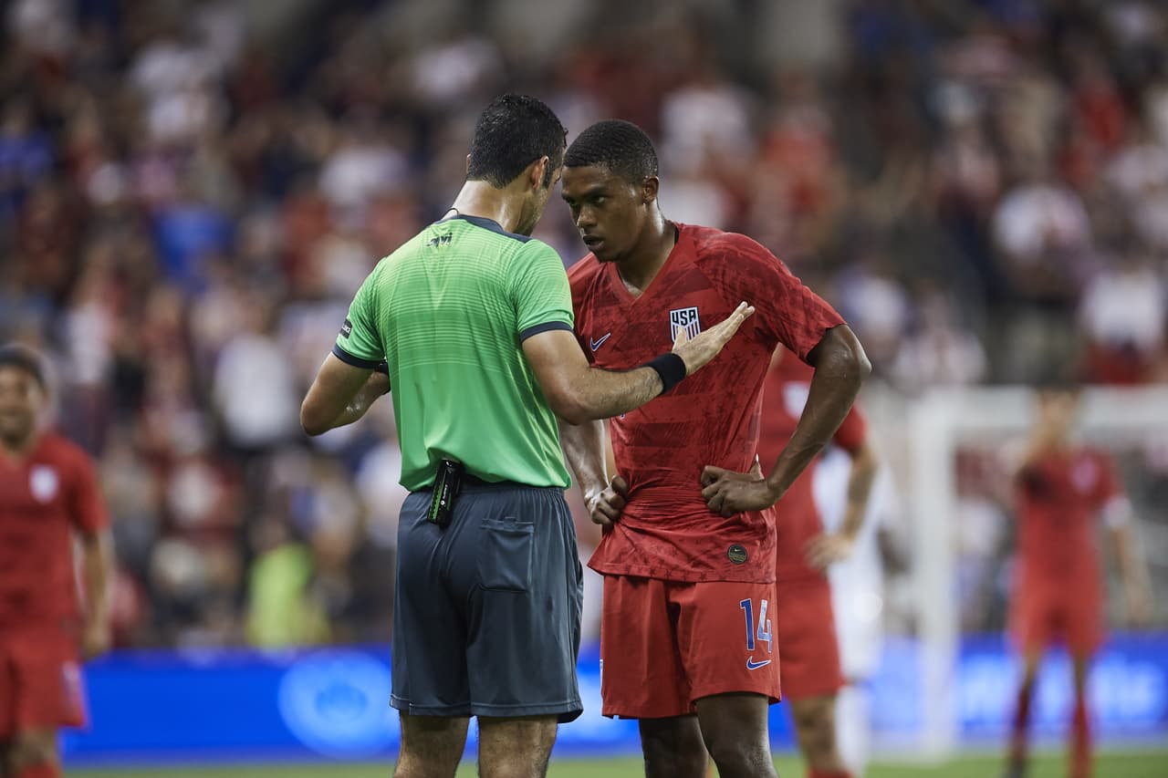 Lógicamente esto trajo como consecuencia una advertencia del árbitro a los jugadores para que le bajaran un poco a sus revoluciones.