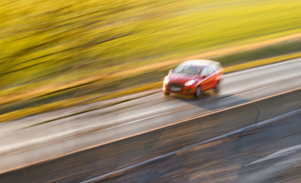 <b>Mantén la misma velocidad.</b> Esto no solo es más seguro, también te ahorra en el consumo de gasolina un14 %, de acuerdo alDepartamento de Energía de EE. UU.
<br>