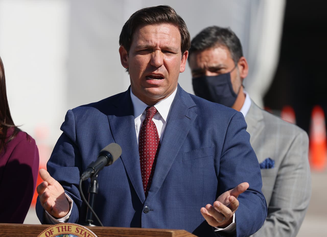 DeSantis culpa a los medios de "crear histeria" mientras Florida registra récord de casos y hospitalizaciones por coronavirus