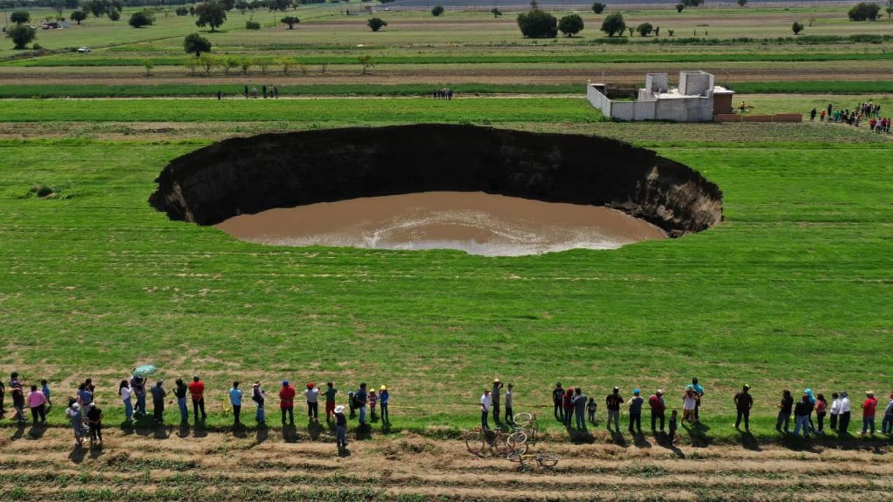 <b>Crece socavón en México: campesinos fueron evacuados y dos perros cayeron al agujero</b>
<br>
<br>Los residentes del lugar aseguran que fueron atacados por abejas. El gigantesco hueco tiene a los campesinos sumidos en la preocupación, pues los ahora no tienen a dónde ir.