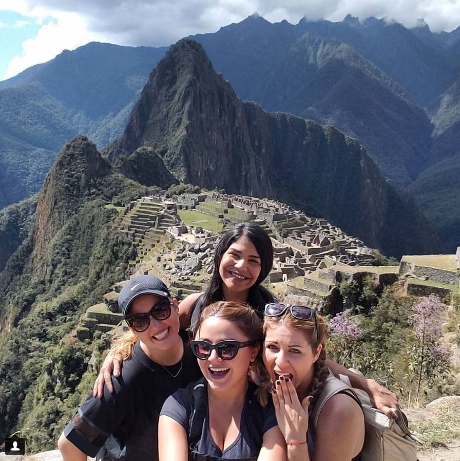 ¡Llegaron a Machu Picchu! "Yesss we made it 👭👭🌄💕🌎 #machupicchu #wonderoftheworld #PeruNosLlama #familytrip #travelingtheworld #girlstrip2016"