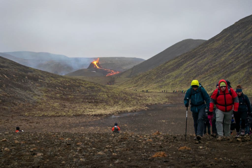 Los geólogos islandeses 
<b>desconocen hasta cuándo estará activo el volcán</b>. Hasta el momento, no hay reportes de víctimas. El clima en los últimos días en la península donde se situa Islandia, al norte de Europa, es húmedo y ventoso. Por las noches, se puede ver un brillo anaranjado en las nubes bajas en el horizonte desde Reykjanesbær y Grindavík que resulta un espectáculo de ensueño.