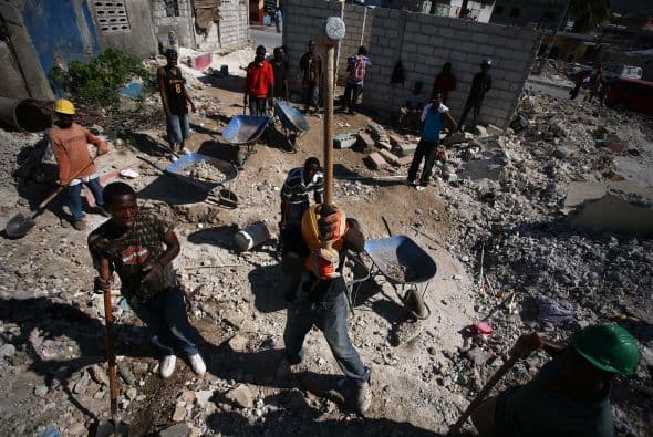 Surgió en algún momento alguna esperanza de que el sismo ofrecería una oportunidad para romper el círculo vicioso de violencia y desastre que ha plagado a este pequeño país. Pero las promesas quedaron en el aire, y los líderes brillaron por su ausencia.