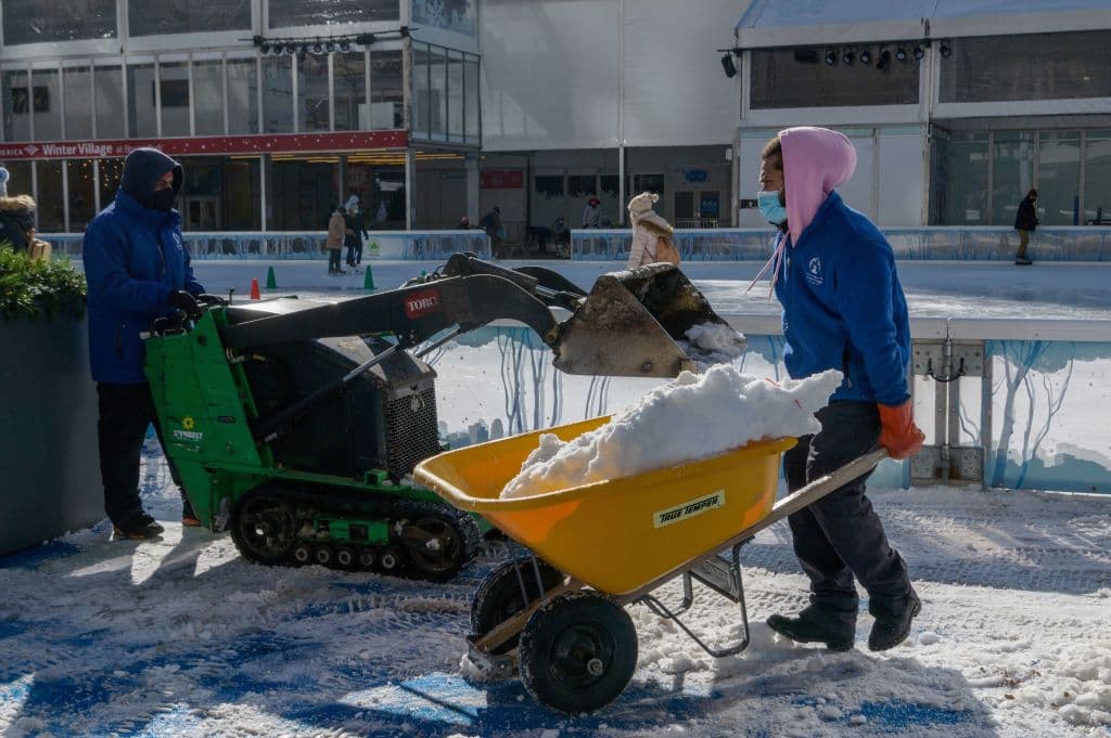 Las escuelas en las tres ciudades más grandes de Massachusetts -Boston, Worcester y Springfield- cancelaron las clases y dijeron que no querían que los niños tuvieran que estar largos períodos de tiempo a la intemperie esperando los autobuses escolares.
