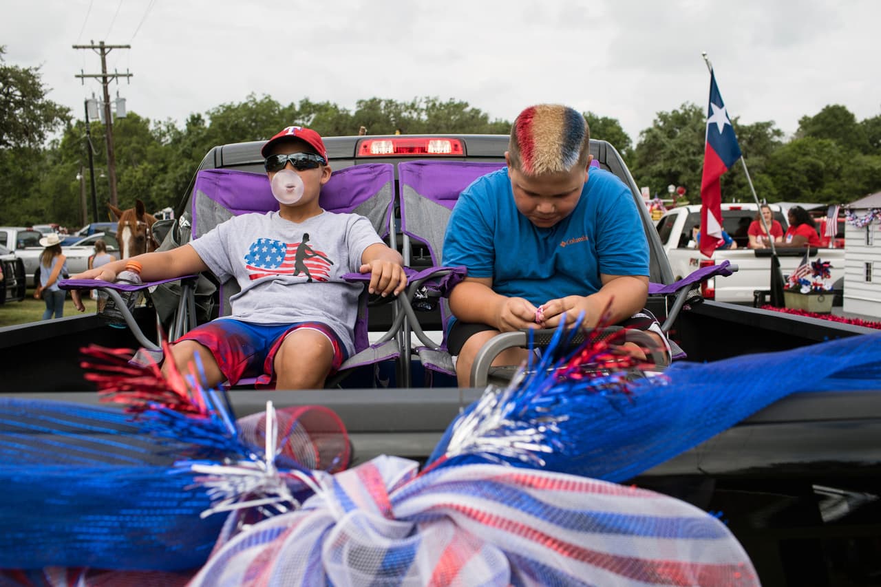 Algunos adolescentes pintaron sus caras, pero también sus cabellos, con alusión a la bandera estadounidense.