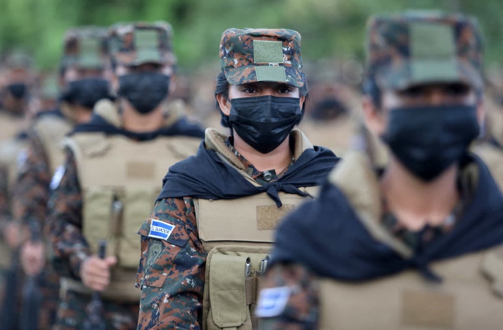 Bukele anuncia que duplicará el tamaño del ejército para combatir a las pandillas en El Salvador