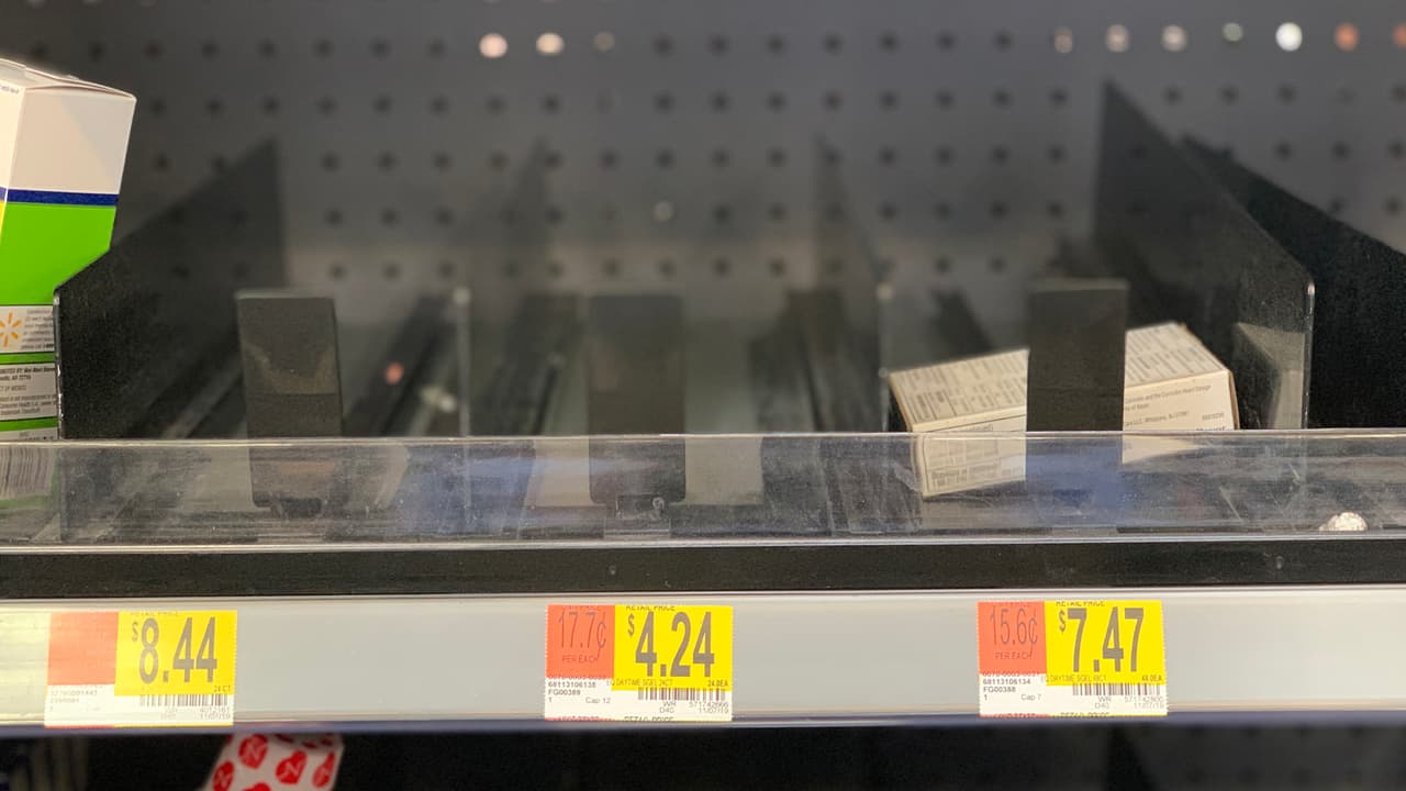 En supermercados como este Walmart en Houston, la situación del coronavirus ha hecho que medicamentos que se venden sin receta para afecciones respiratorias tengan mucha demanda.
