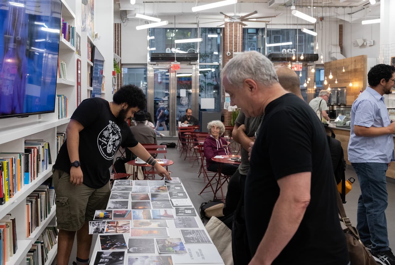 Los fotógrafos en la exhibición incluyen a Marcelo Volpe, Giuliano Salvatore, Dikó, Nica Guerrero, Maxwell Briceño, Cacica Honta y Carlos Foucault