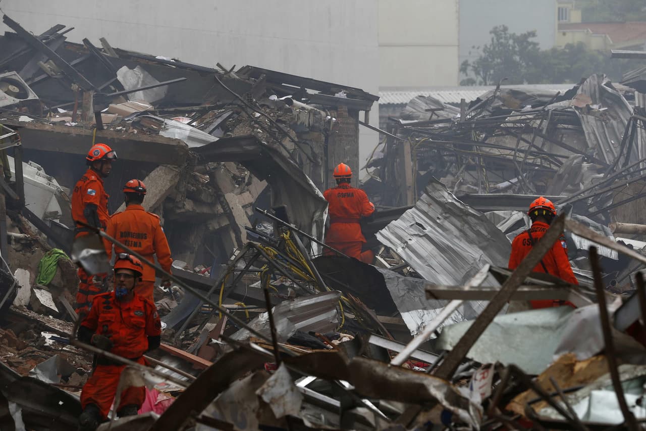 Bomberos trabajan en la zona para buscar más víctimas.