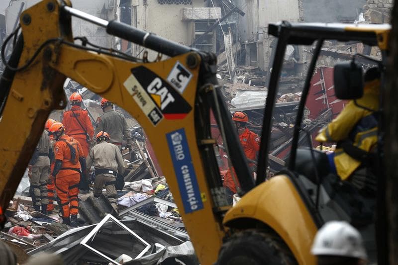 Las autoridades tratan de retirar los escombros para limpiar la zona y encontrar posibles víctimas.
