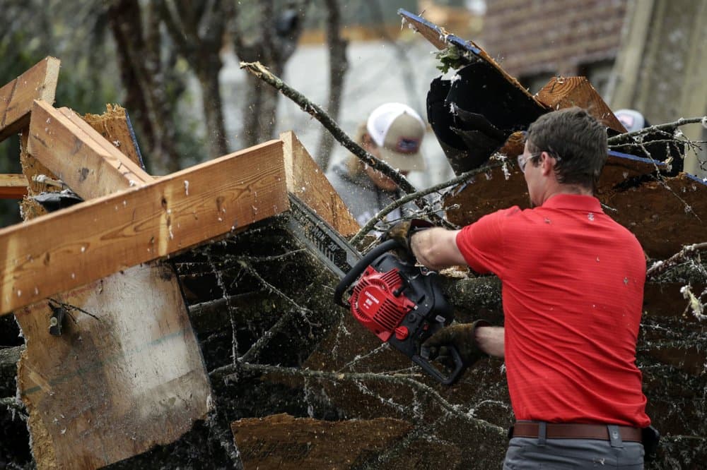 Residentes de Eagle Point, al sur de Birmingham, en Alabama, cortan los árboles que cayeron debido a la fuerza de los tornados. En ese estado al menos cinco personas murieron en el condado de Calhoun, según confirmó el alguacil Matthew Wade
<a href="https://edition.cnn.com/2021/03/25/weather/tornadoes-flood-watches-storms-south-thursday/index.html">a CNN</a>. Alabama ha registrado al menos siete tornados de acuerdo con el Servicio Meteorológico Nacional.