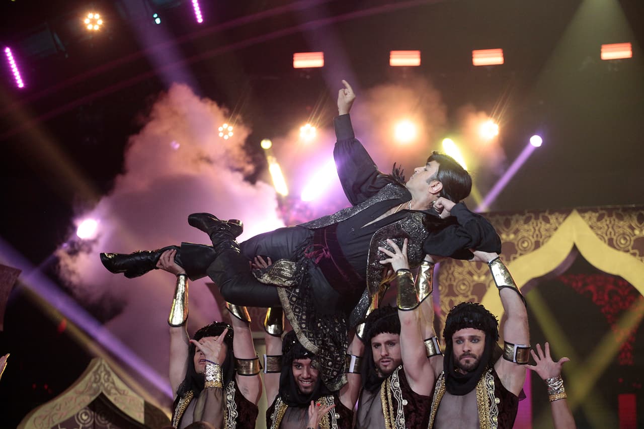 A la orden de su "amo", los bailarines lo llevaron por las alturas.