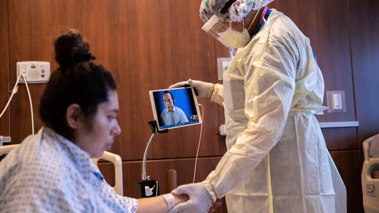 Urgen a hispanos exigir intérpretes médicos tras incidente en hospital de Florida