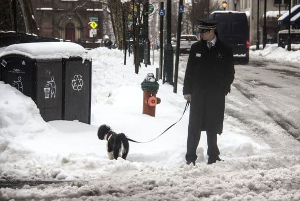 Imagenes de personas que salieron sin importar la tormenta de nieve en Filadelfia. Febrero marcó un récord de nieve que no se ha visto en 150 años.
