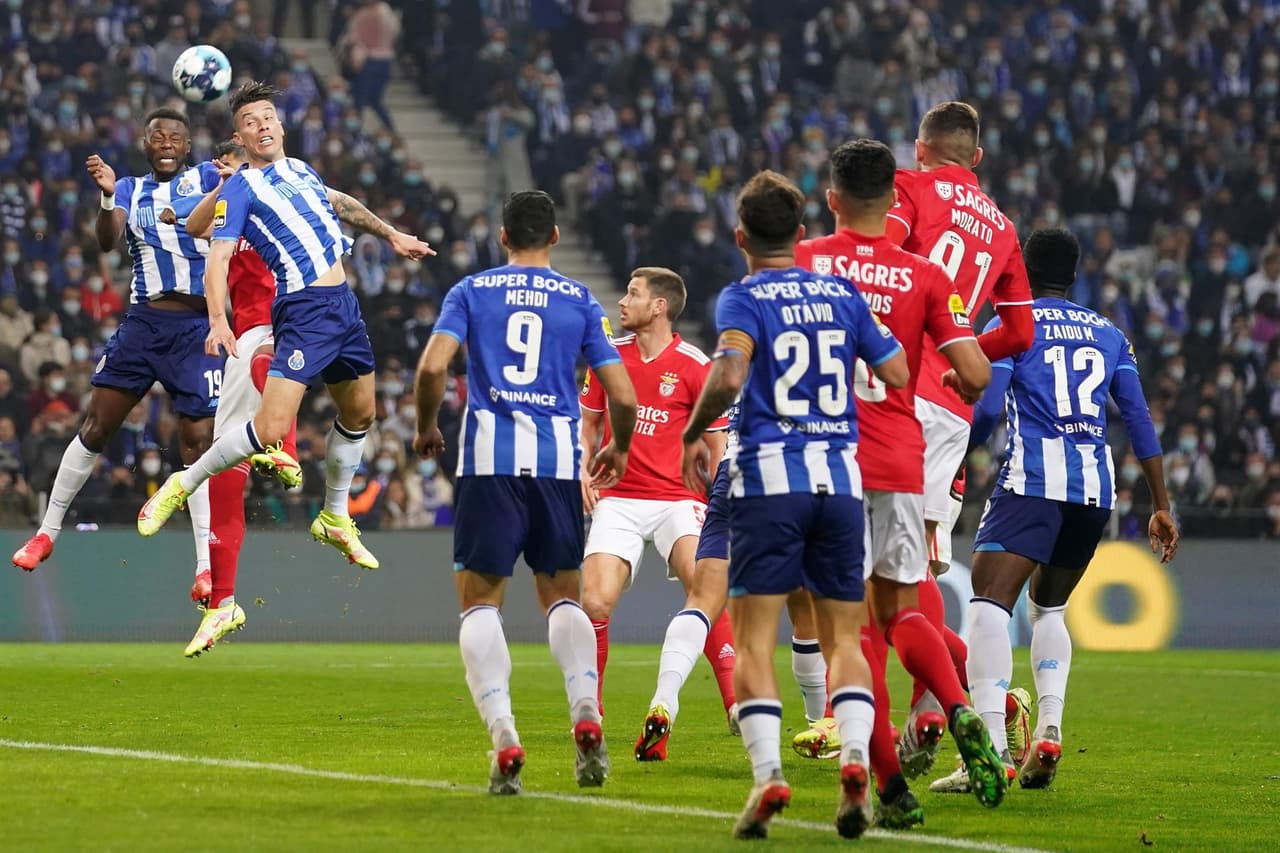 Fabio Ferreira Vieira (34'), Eduardo Aquino (37') y Mehdi Taremi (68') le dieron el triundo al Porto frente al Benfica con marcador 3-1 en el clásico portugués, durante la Jornada 16 en la Primeira Liga. El mexicano Jesús 'Tecatito' Corona jugó 35 minutos.