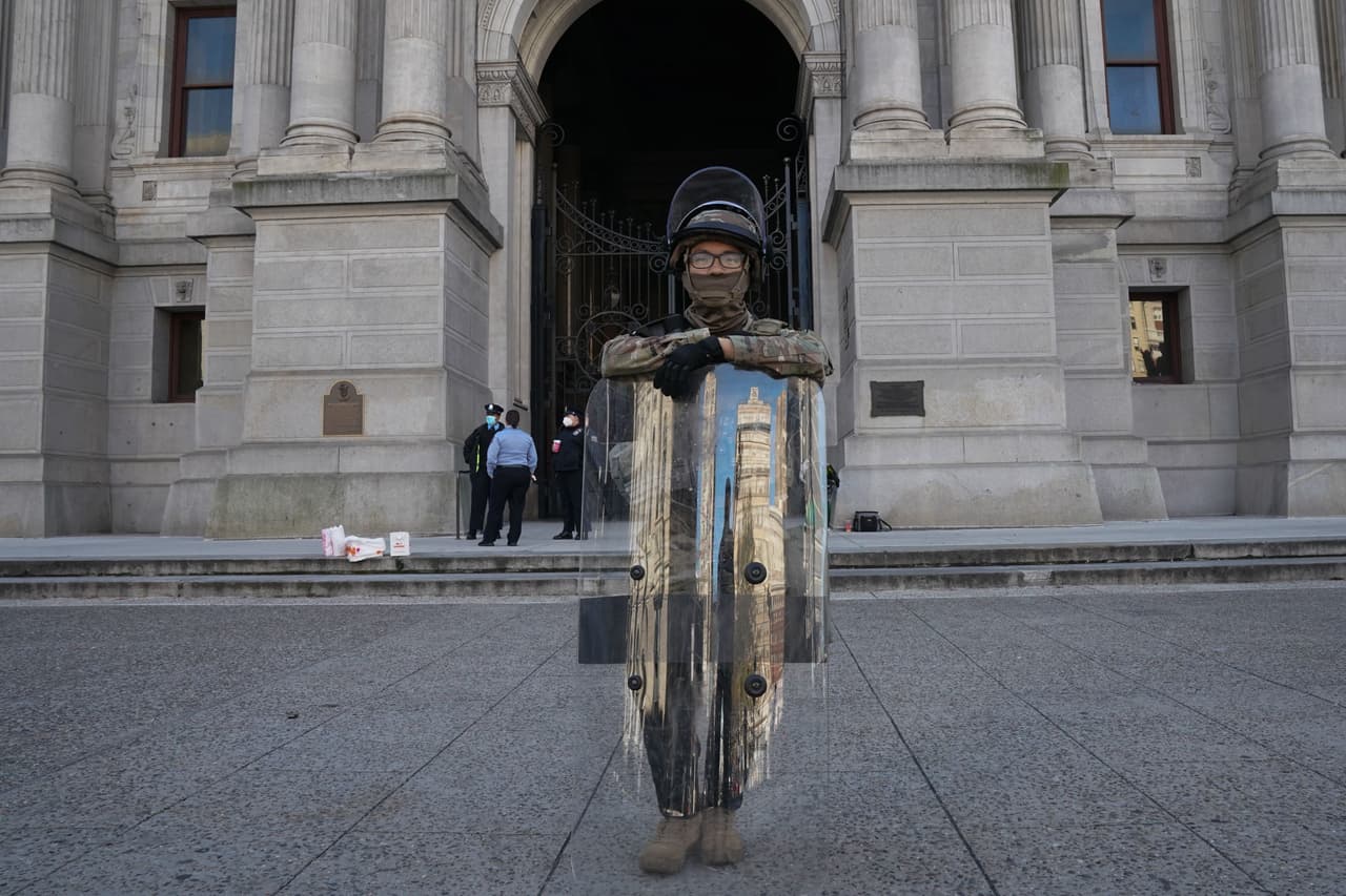 Un miembro de la Guardia Nacional se encuentra fuera del Ayuntamiento el 7 de noviembre mientras cientos de personas se tiraron a las calles a celebrar la victoria de Joe Biden y Kamala Harris. La ciudad es vigilada por soldados de la Guardia Nacional como parte de la declaración de Estado de Emergencia luego del asesinato de 
<a href="https://www.univision.com/local/philadelphia-wuvp/caos-en-filadelfia-luego-del-asesinato-de-walter-wallace-video">Walter Wallace Jr</a>. , el 26 de octubre. 
<br>