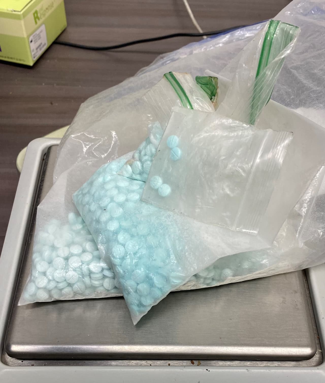 Los agentes intentaron detener un vehículo cerca del puerto fronterizo Andrade pero el conductor huyó y se produjo una persecución que involucró a varias agencias. Tiempo después fue detenido en San Luis, Arizona, en el vehículo encontraron metanfetamina, fentanilo, cocaína, heroína y $10,000 en efectivo.