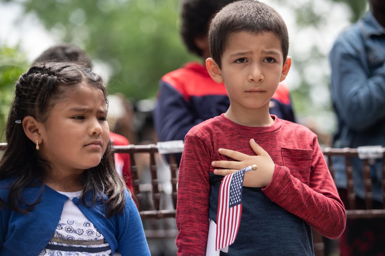Hay varias maneras de hacerse ciudadano americano si vives en Houston. Las principales: por medio de los padres o si estás casado con un ciudadano o ciudadana norteamericana y solicitando la naturalización que es un proceso que puede hacer la misma persona si es que reúne los requisitos.