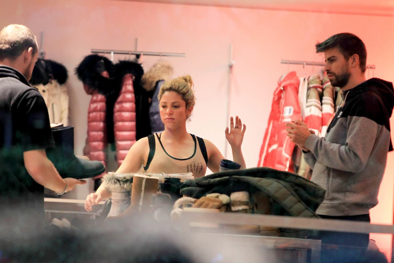 Una Shakira muy embarazada va de compras con su novio Gerard Pique y su hijo Milan. Diciembre de 2014.