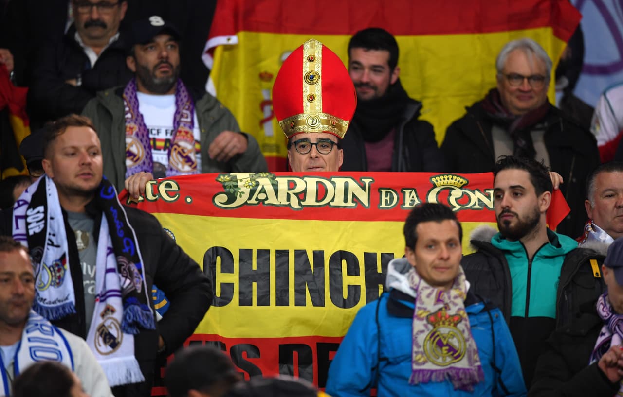 Los aficionados del Paris Saint-Germain –los más hostiles– y del Real Madrid han puesto el color en los alrededores del Parque de los Príncipes, así como en las graderías. Un ambientazo para vivir un partido de primer nivel en los octavos de final de la Champions League.