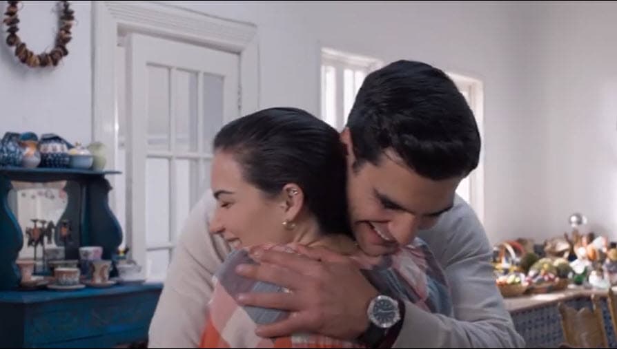 "Nos preguntan mucho (si somos pareja) y la verdad es que no es algo que descartemos. No descartamos
<b> </b>a lo mejor en algún momento llegar a ser pareja. Realmente nos llevamos increíble y 
<b><a href="https://www.univision.com/famosos/nos-queremos-demasiado-habla-la-pareja-de-te-doy-la-vida-cuyo-amor-traspaso-la-pantalla-fotos" target="_blank">nos queremos demasiado</a></b>, pero nos queremos tanto que a veces nos da miedo como arriesgarnos a dar ese paso", dijo.
<br>