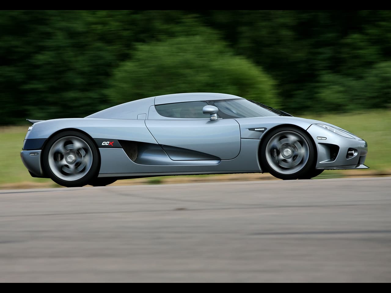 <b>Puesto 7: Koenigsegg CCX. </b> Diseñado por Christian von Koenigsegg y David Craforden en Suecia, el CCX fue uno de los primeros hiperautos del siglo XXI. Su llegada al ruedo en 2004 marcó el fin del reinado del McLaren F1 como el auto más veloz del mundo. Su precio es de 545,000 dólares.