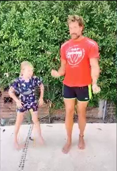 En esa ocasión también se evidenció la
<b><a href="https://www.univision.com/famosos/llego-con-la-cuarentena-el-dia-que-geraldine-bazan-no-queria-irina-baeva-convive-con-sus-hijas-y-gabriel-soto-video" target="_blank">convivencia de las niñas con Irina Baeva</a></b>. Aunque no hubo imágenes de las chicas con la rusa, la actriz publicó fotos y 'selfies' desde esa misma casa.
<br>