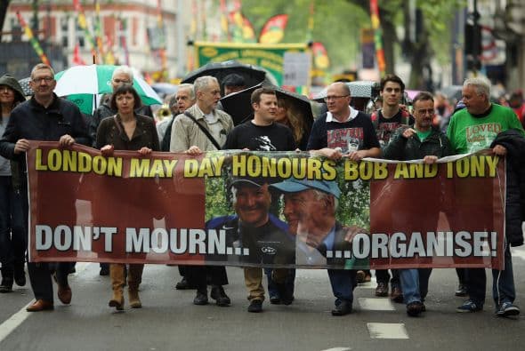En Londres, los manifestantes celebraron la vida del secretario general del Sindicato de Trabajadores de Ferrocarril, Marítimos y Transportes, Bob Crow.