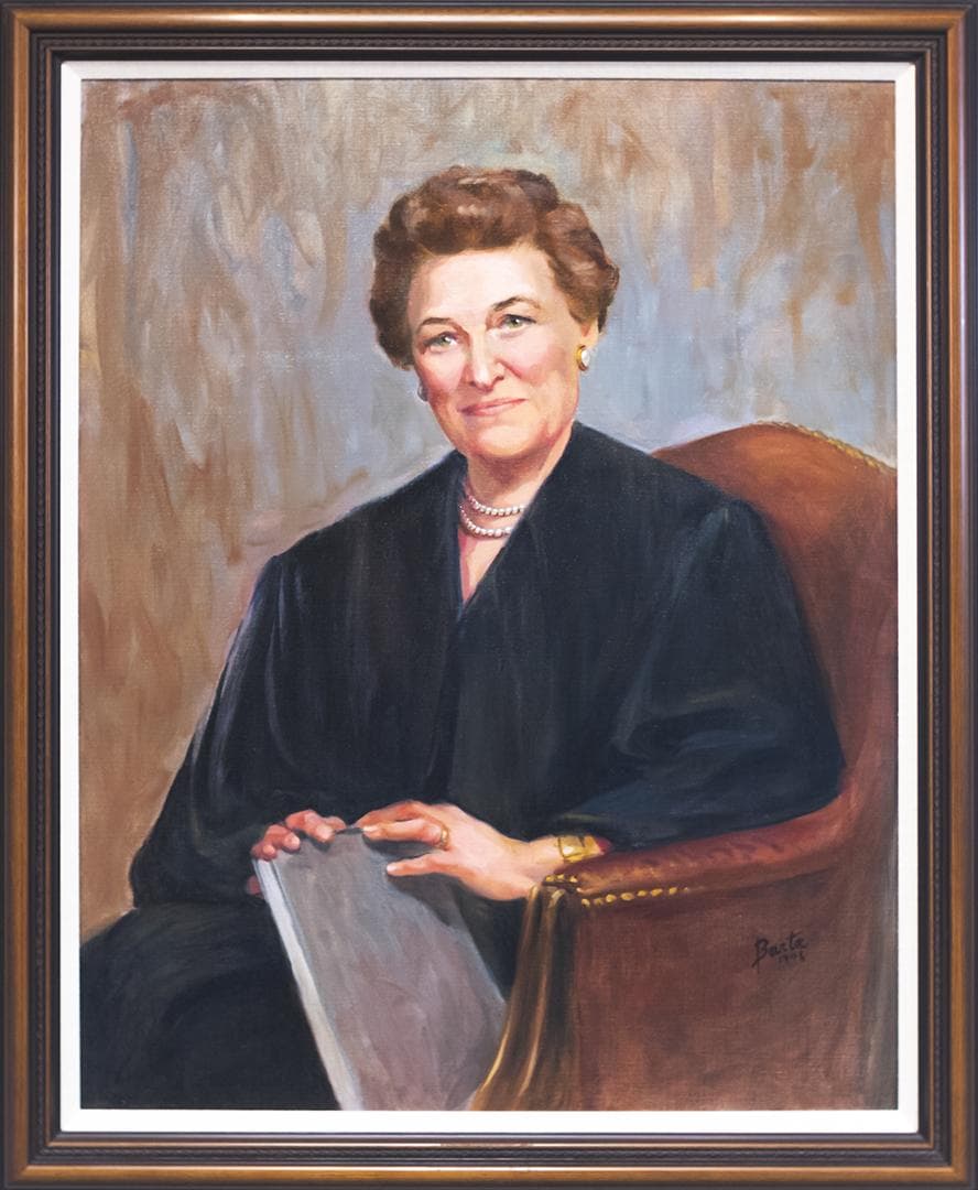 <b>Sarah T. Hughes. (1896-1985). </b>Aunque nació en Baltimore, Sarah T. Hughes marcó la historia de Texas. Se mudó al estado a los 28 años y peleó por conseguir un trabajo en una firma de abogados que contratase a una mujer. Se convirtió en la primera mujer en jueza por el Distrito 14 y el presidente John F. Kennedy la nombró jueza del Distrito norte de Texas en 1961. Fue ella quien tomó el juramento a Lyndon B. Johnson en el Air Force One tras el asesinato de Kennedy el 22 de noviembre de 1963 en Dallas.
<br>