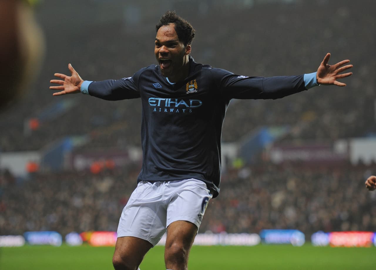 Una cicatriz en la prominente frente de Joleon Lescott, defensa inglés del Sunderland, hacen que se reduzca de manera evidente su atractivo. Sus rasgos fuertes tampoco lo ayudan.