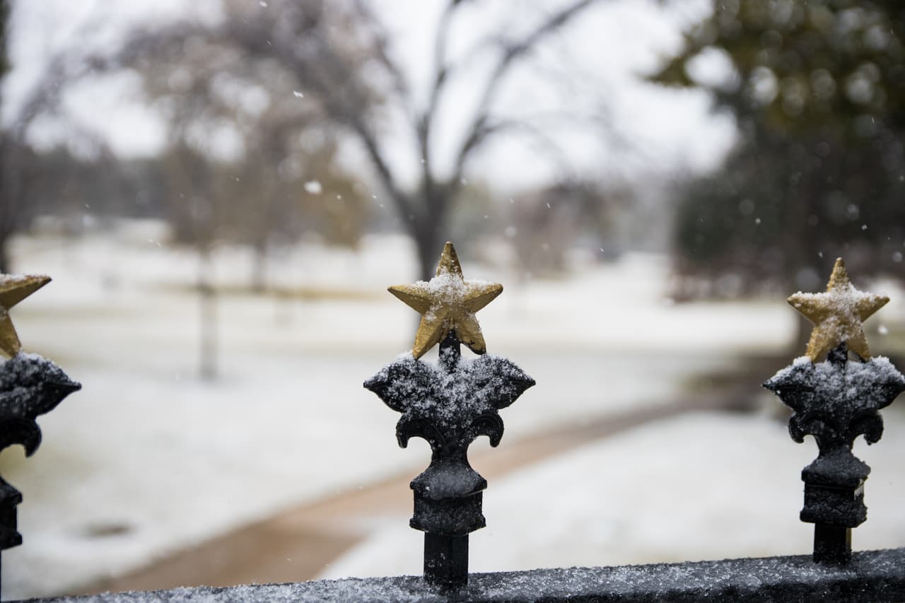 <a href="https://www.univision.com/local/austin-kakw/asi-fue-la-primera-nevada-del-2021-en-la-capital-texana-fotos"><b>Aunque ya culminó la caída de nieve en Austi</b></a>n, hay áreas en la capital texana que se encuentran mojadas y las autoridades advirtieron que varias zonas podrían tener hielo.