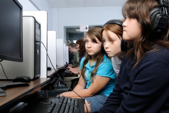 Laboratorios o salas de computación en las escuelas: La mayoría de las escuelas tienen ahora centros de computación. Pregunta cuáles son los horarios después de clases para que tus hijos hagan sus tareas usando Internet.