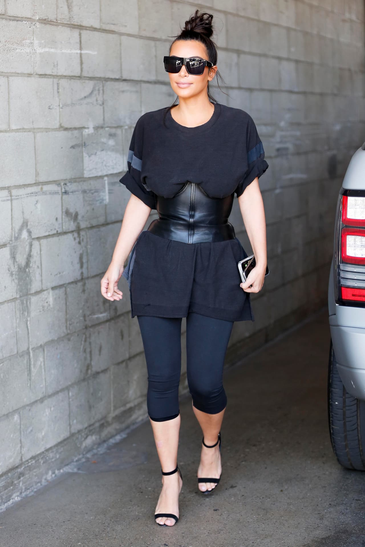 La estrella de TV usaba una faja de cuero, encima de su holgada playera.