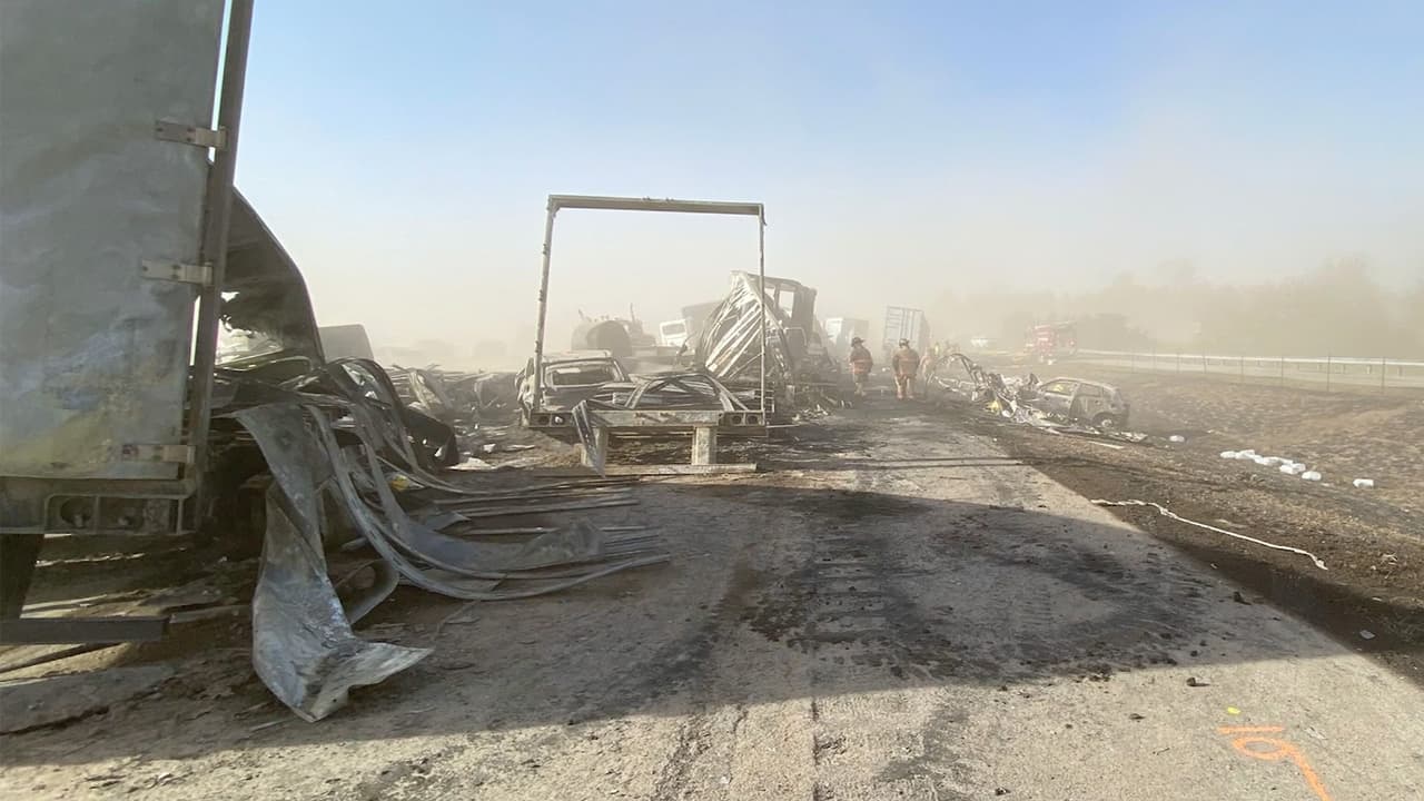 El incidente cobró la vida de seis personas, mientras dejó más de 30 personas heridas. 
<br>La mañana de este martes, la Policía Estatal de Illinois identificó a la primera víctima mortal como Shriely Harper, de 88 años, residente de Franklin, Wisconsin.