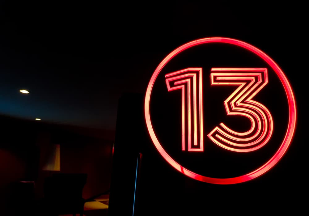 Según la Numerología el 13, como tal, carece de importancia ya que los números de dos dígitos más relevantes son el 11, el 22 y el 33. Como regla general, todos los números se reducen a un solo dígito, y por eso el 13 se considera equivalente a un 4, ya que 13=1+3. De ahí que al sumarlo con este mes y año tengamos el seis (13+8+2019=2040=6).
<br>