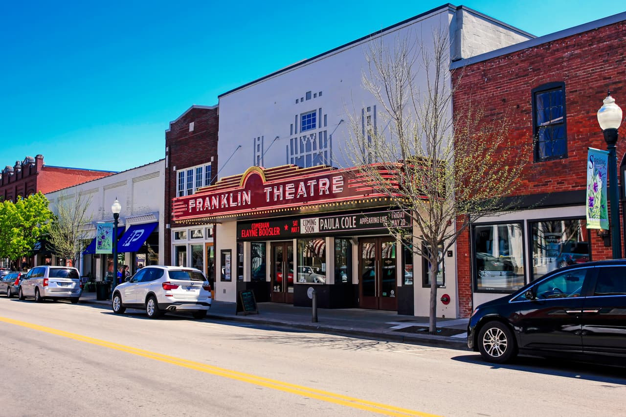 <b>Puesto 15: Franklin, Tennessee. 38.8% más habitantes, desde el 1 de abril de 2010 hasta el 1 de julio de 2019. </b>En esta ciudad viven 83,097 personas, según la data de 2019, la más reciente utilizada en esta investigación. Una de las conclusiones del estudio es que la composición de EEUU sigue siendo una mezcla de grandes ciudades y pequeños pueblos.
<br>