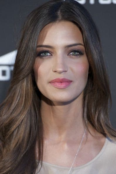 La mascarilla de pestañas será un elemento súper importante para el ‘look’ natural que buscamos. Para el día, aplica poca cantidad de mascarilla, mientras para la noche lo máximo serán unas inmensas, largas y ‘tupidas’ pestañas.