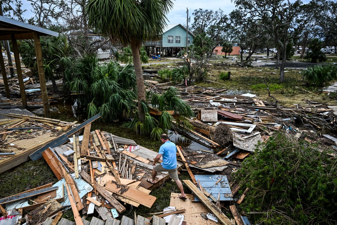 Bo Hester recorre entre el escombro causado por el huracán Helene en Horseshoe Beach, Florida. El huracán
<b> dejó <a href="https://www.univision.com/noticias/estados-unidos/huracan-helene-rescate-hospital-tennessee" target="_blank">más de 40 muertos</a> y cientos de personas evacuadas </b>de sus casas por el riesgo de inundaciones y fuertes vientos.