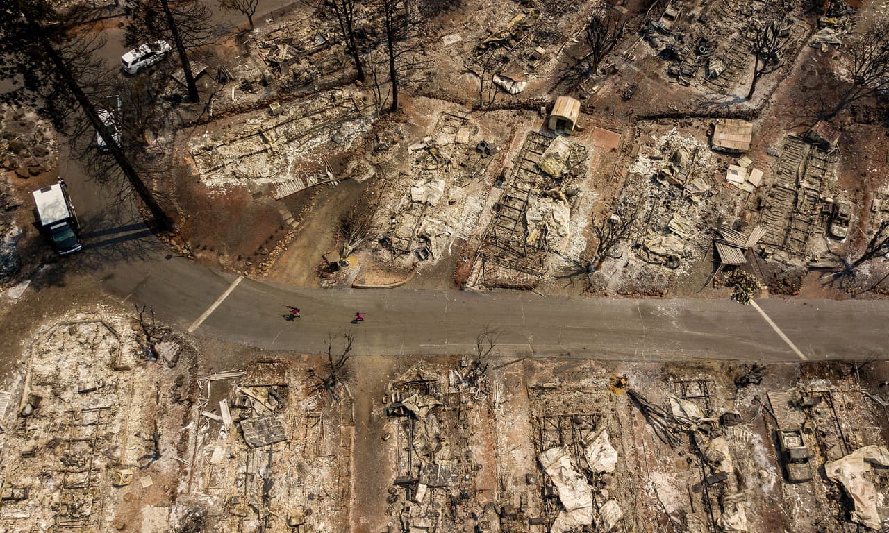 <b>Devastación por el fuego al norte de California</b>
<br>
<br>Esta vista aérea muestra decenas de propiedades destruidas en Clearlake, California, el 19 de agosto.
<br>
<br>En 2021, el oeste de Estados Unidos e incluso al sur de Canadá se vieron afectados por una extraordinaria ola de calor que produjo 
<a href="https://www.univision.com/noticias/estados-unidos/incendio-dixie-tercero-mas-grande-historia-california"><u>incendios devastadores e históricos</u></a>.
