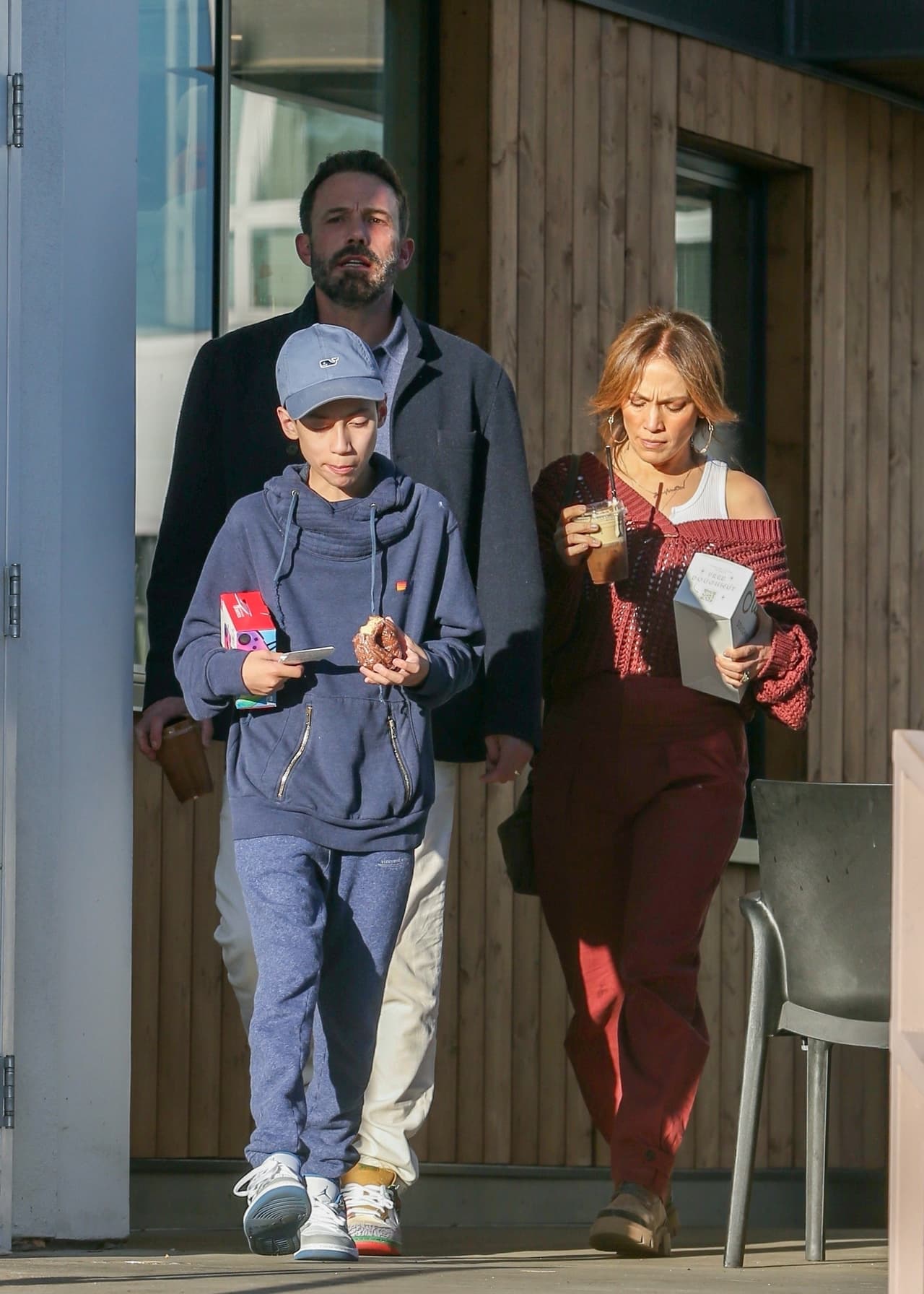 El adolescente salió de ahí solamente con una dona, y el director y la actriz con su respectiva bebida fría. 
<br>